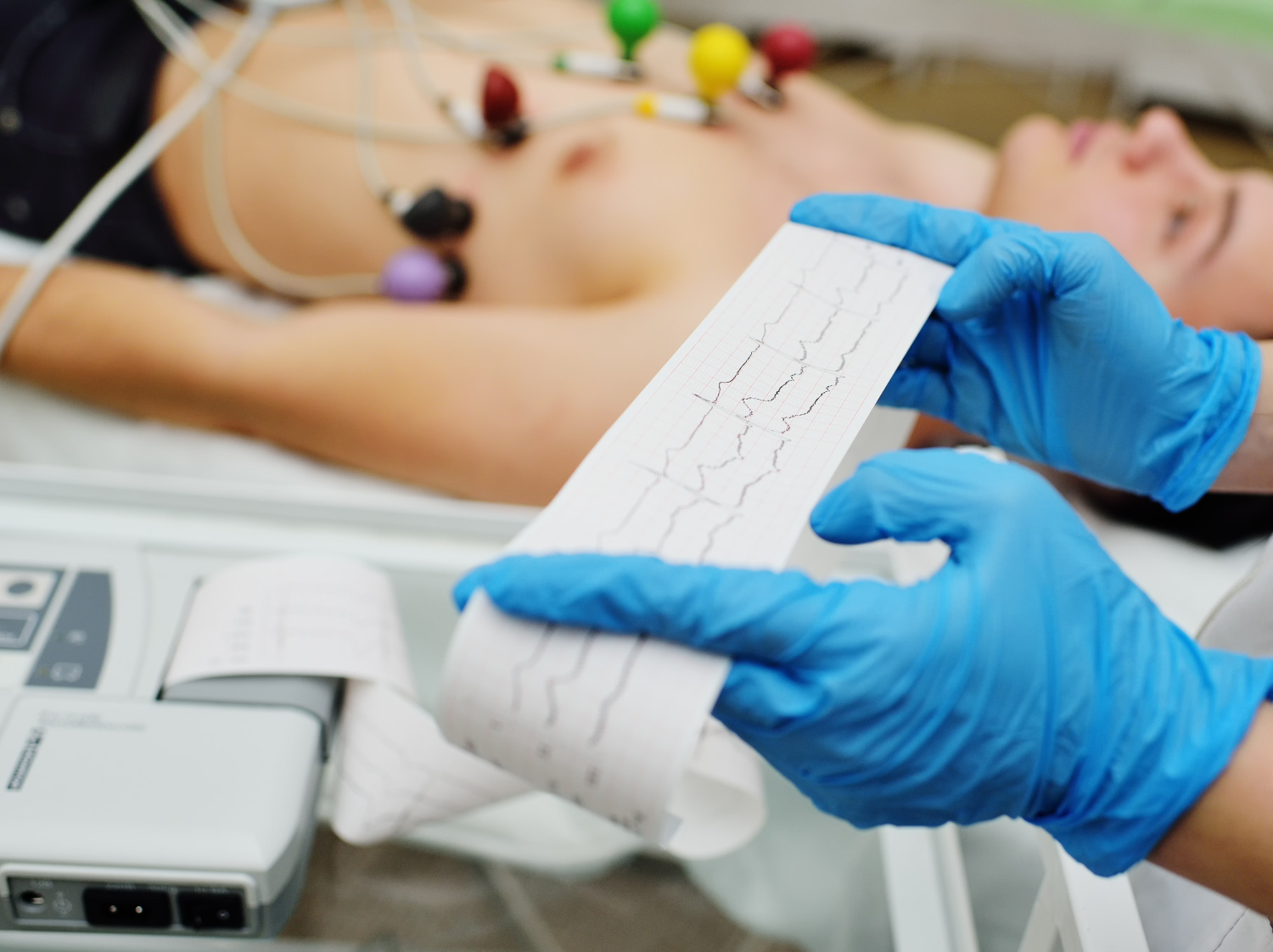 enfermera-hace-al-paciente-cardiograma
