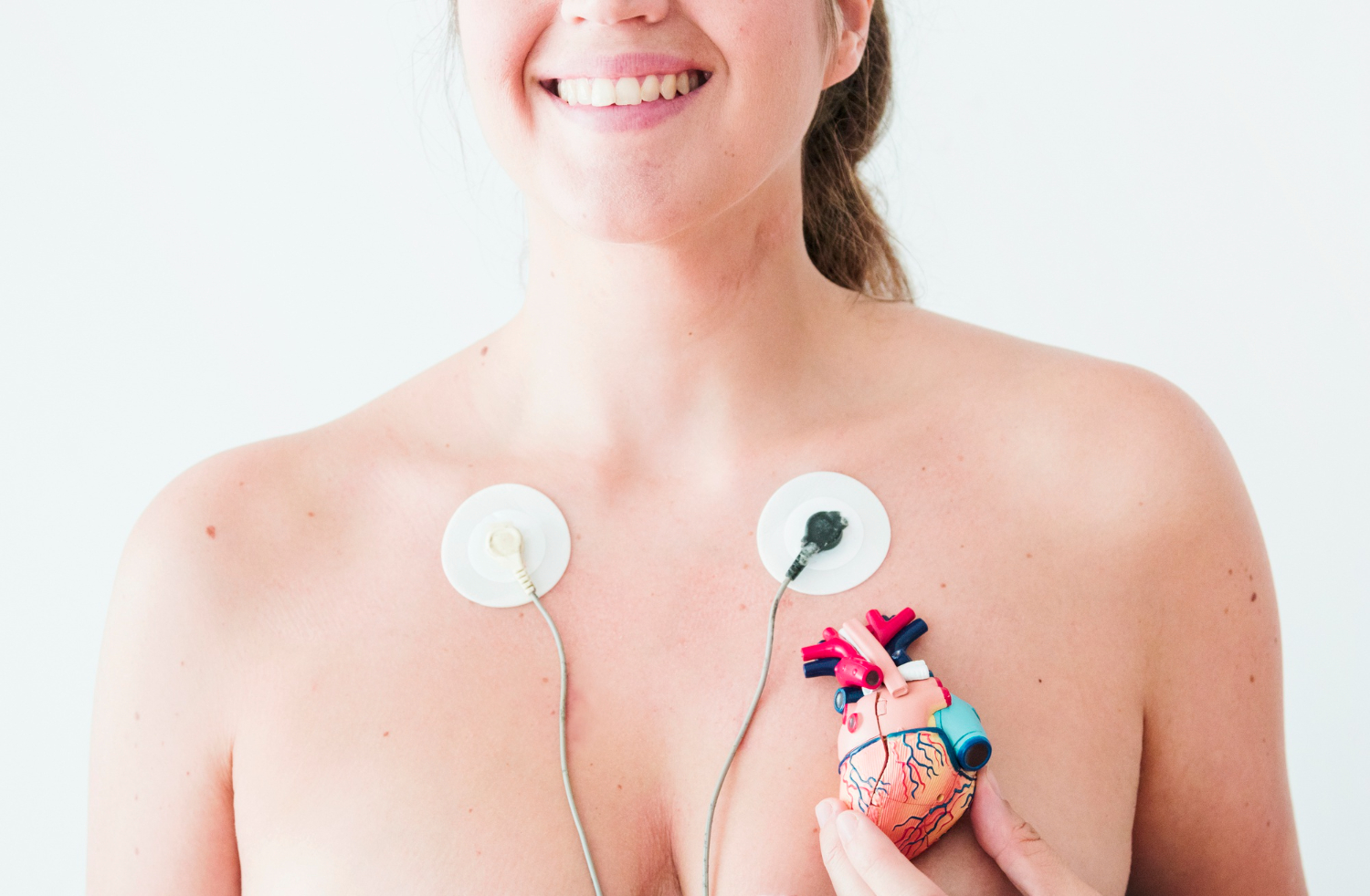 hembra-electrocardiogramas-mano-figurilla-corazon